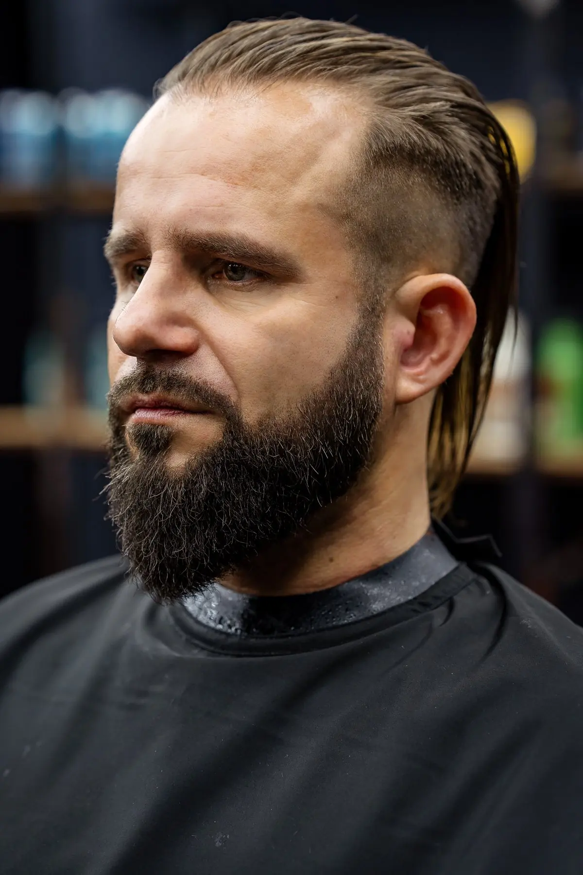 Portret męski w salonie barber