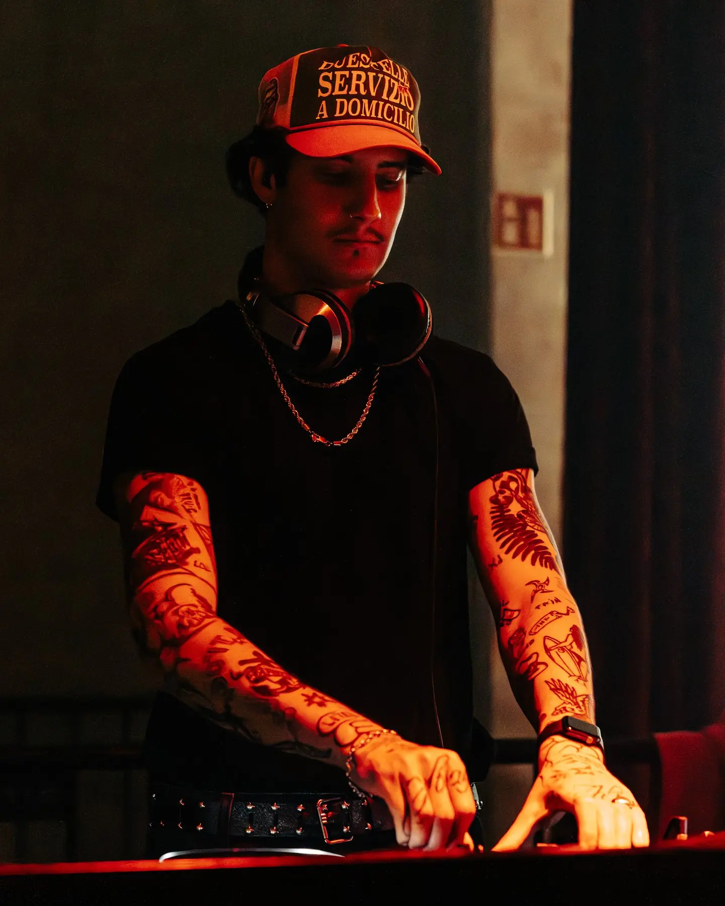 DJ podczas wydarzenia muzycznego