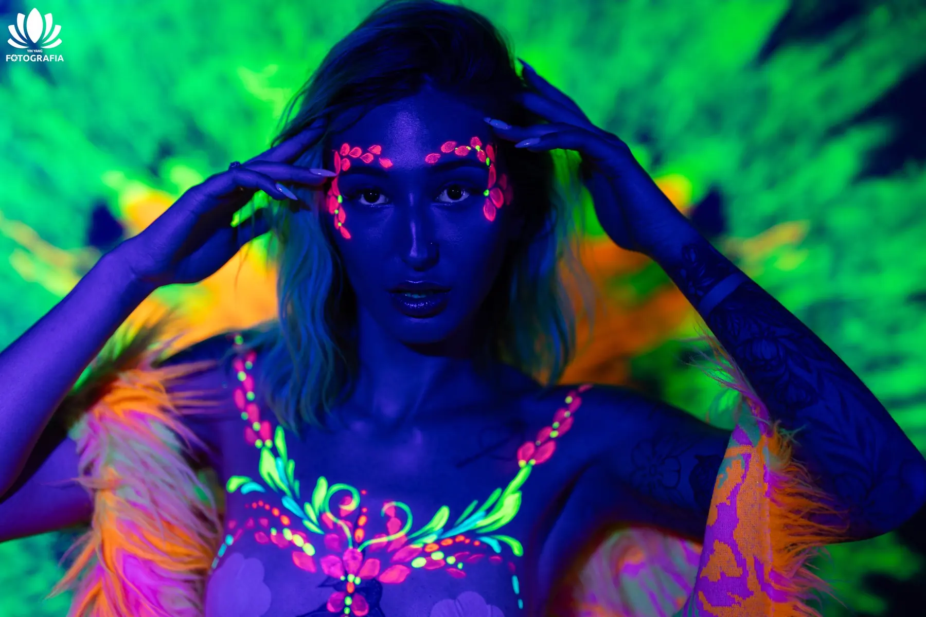 Artystyczna sesja bodypaint w świetle UV
