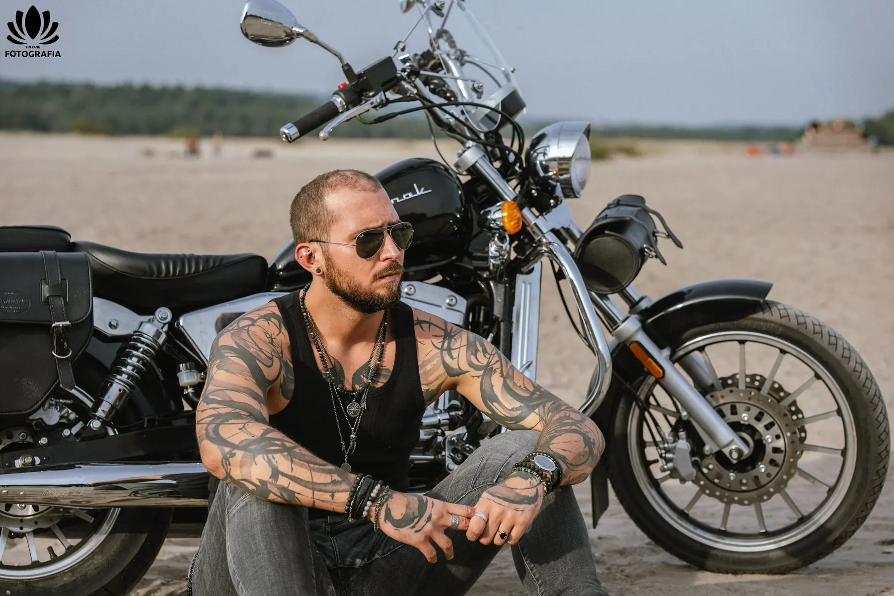 Męska sesja z motocyklem