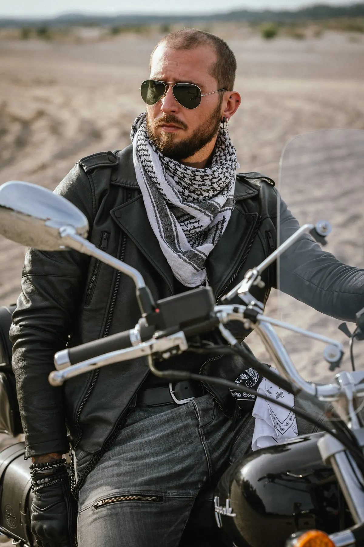 Męska sesja z motocyklem