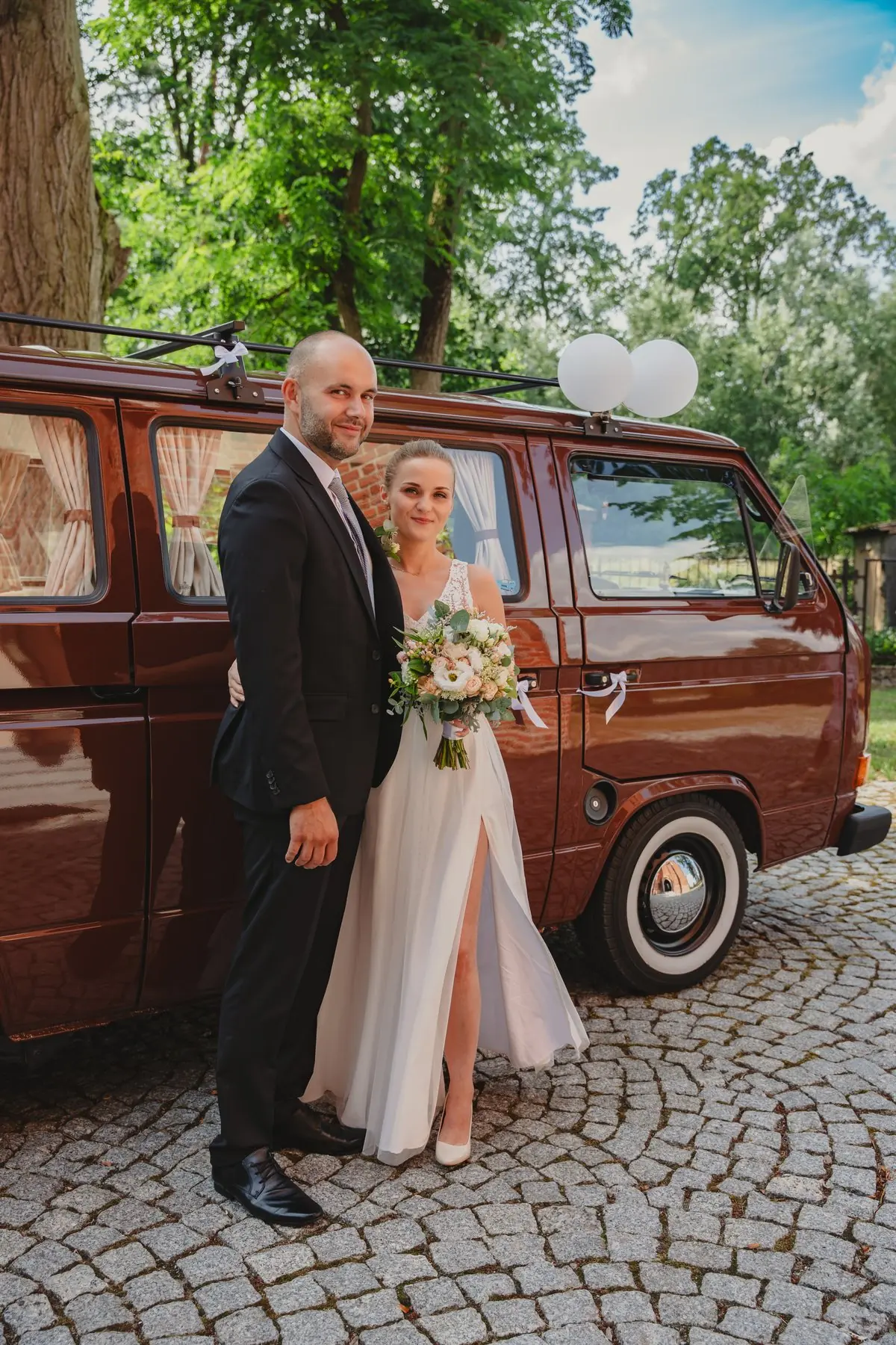 Para młoda przy klasycznym samochodzie